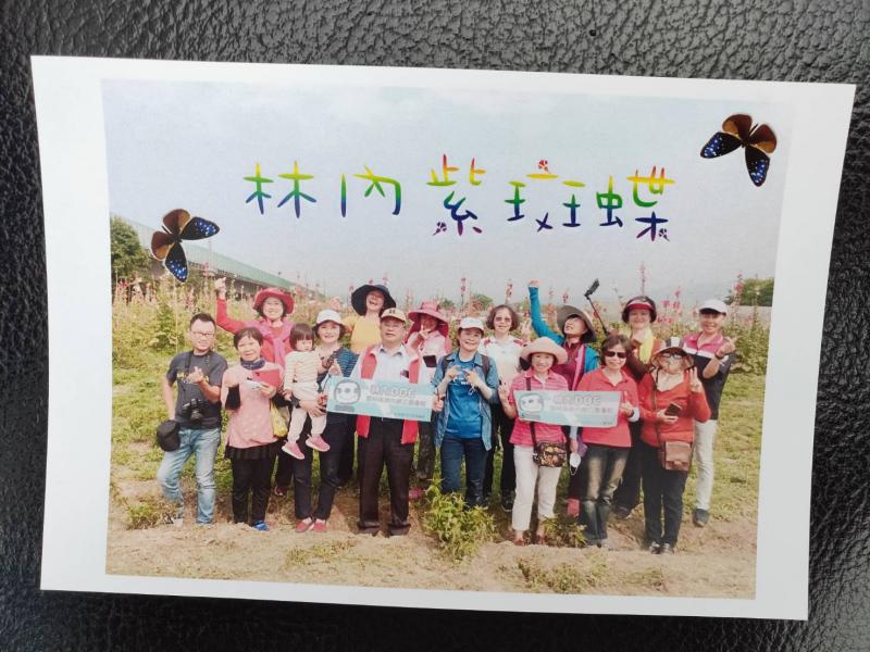 利用PHOTO CAP 製作，將拍好的紫蝶選入團體照片中  當然要先去背、修飾、再條大小，完成紫蝶數位明信片。寄出囉!