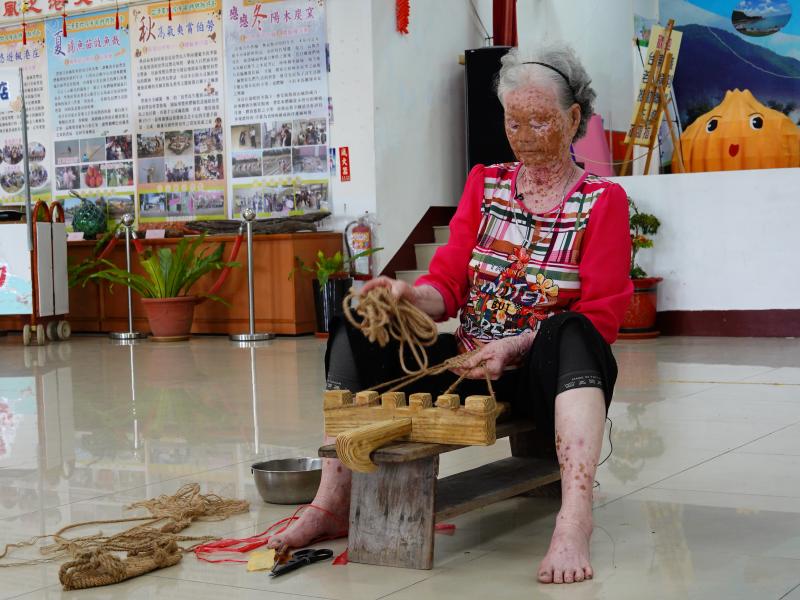 邀請社區長輩-林賽英女參與數位典藏，記錄「打草鞋文化」介紹蒐集在地普遍生活上台語用詞與地方文化特色。