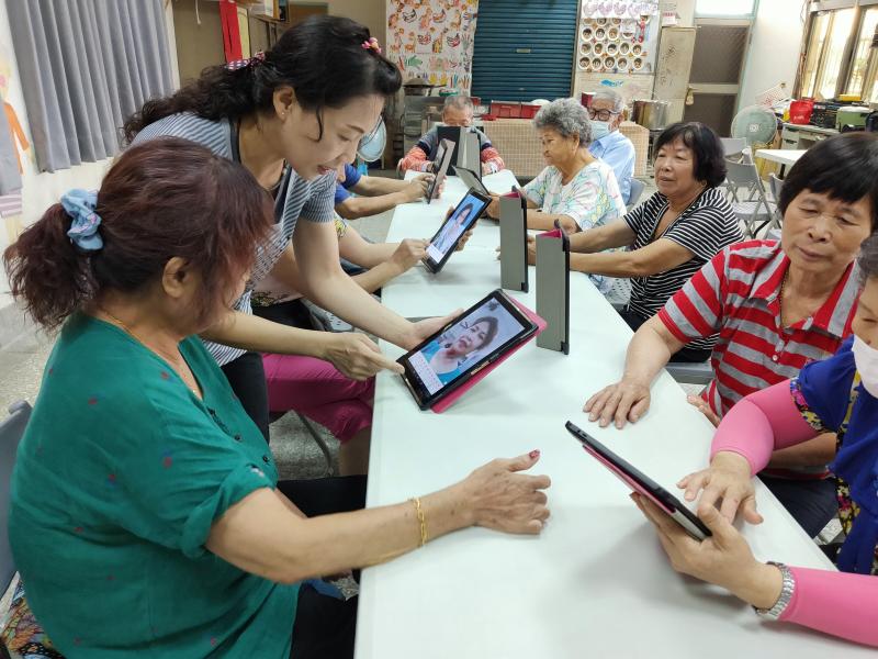 老師解決學員遇到的難題。