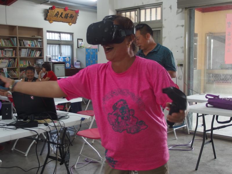 阿媽體驗 VR(虛擬實境)的遊戲
