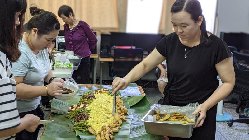 壽豐DOC新住民姊妹在部會參訪活動中，示範用南洋料理做出臺灣味，展現多元族群融合飲食美學。