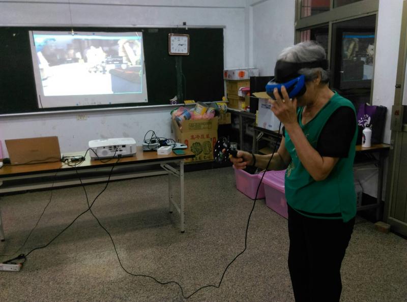 銀髮族第一次體驗VR機，好興奮啊!