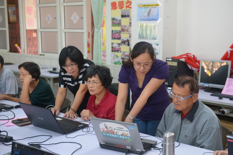 大家一起研究如何設計杯子的圖案,真好玩!