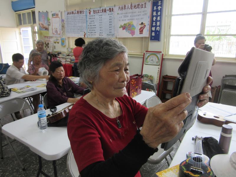 透過大林數位機會中心的課程,我學會開機關機,原來電腦還有設定時鐘及行事曆等的功能,重點是可以上網,可以下載youtube,想追劇,也非難事.