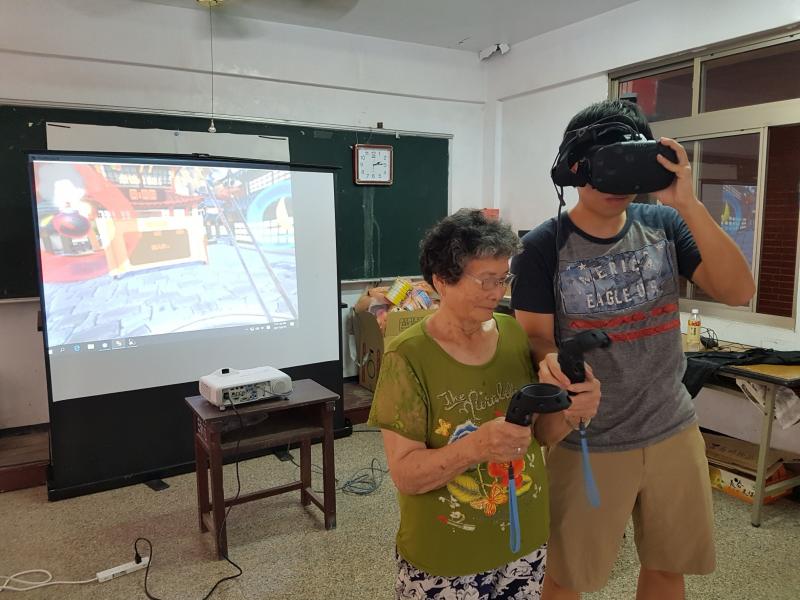 銀髮族的第一次VR體驗!