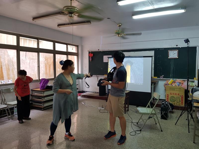 不時都可以聽到銀髮族被嚇到尖叫的聲音，不得不感嘆ＶＲ所產生的實際體驗感，真的有膽體驗的玩家，真的會嚇死人的！！