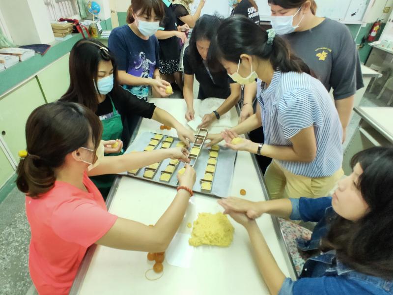 志工合力製作中秋月餅