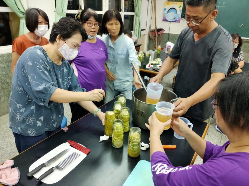 老師示範如何檸檬醋裝瓶。