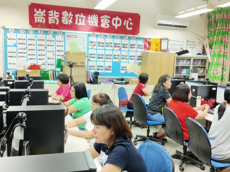 學員跟著老師哼唱課安客語歌謠。