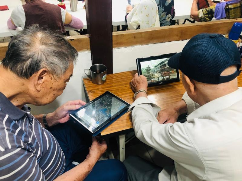 眷村的爺爺透過基礎平板課程操作，使用google map找到小時候的家及家鄉的建築。