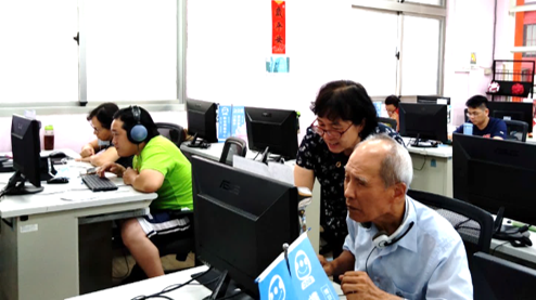 花蓮市DOC每年提供數位包容課程，今年八月份開設盲用電腦資訊課程，十月份開設聽障微電影及手語課程。