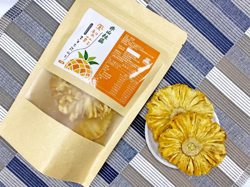 學員以在地經濟作物鳳梨果乾為拍攝主題。