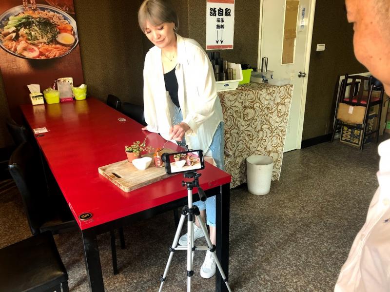 金城DOC學員學習拍攝辣椒醬，以慢動作將辣椒醬流動的細節紀錄下來