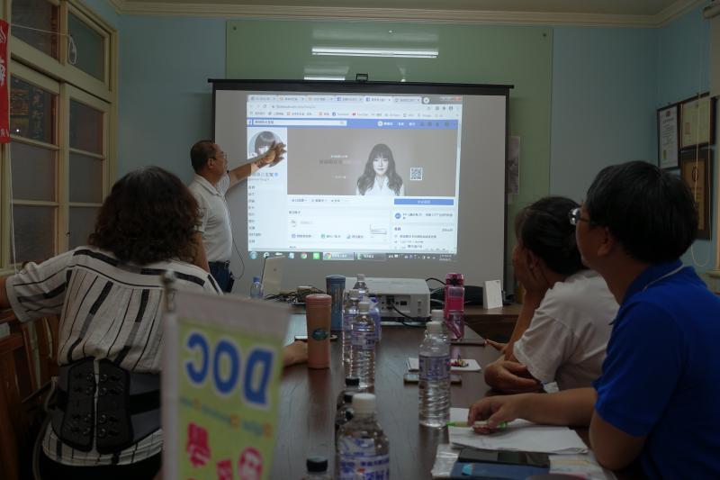 學甲DOC開設臉書直播課程，上課地點在北門區東隆宮，學員透過陳老師說明臉書直播，更能了解網路直播世界，也實際讓學員線上直播體驗。