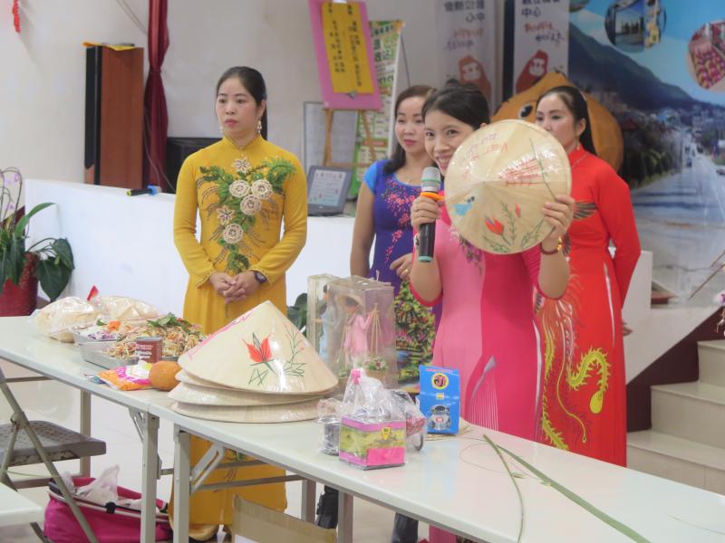 枋山新住民協會的姊妹們來社區介紹越南風俗民情與美食。