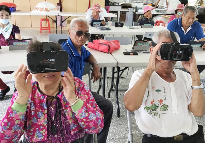 DOC開辦銀髮族數位創新科技體驗課程，本次在東勢濃譚社區開課，讓長者體驗新興科技魅力，讓長者真的大開眼界。