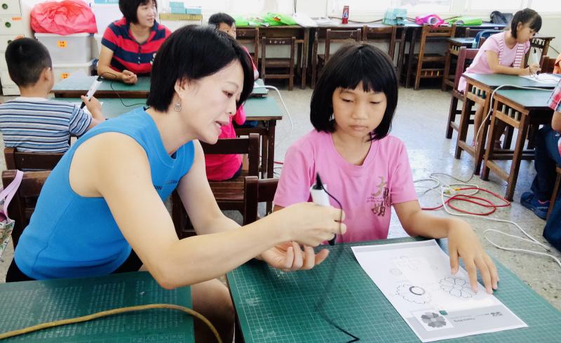 莿桐DOC利用暑假期間，讓小朋友與父母親一起互動學習，藉由3D列印筆的課程，讓家長與小孩共同學習完成作品.是增進親子關係橋樑的方法之一。