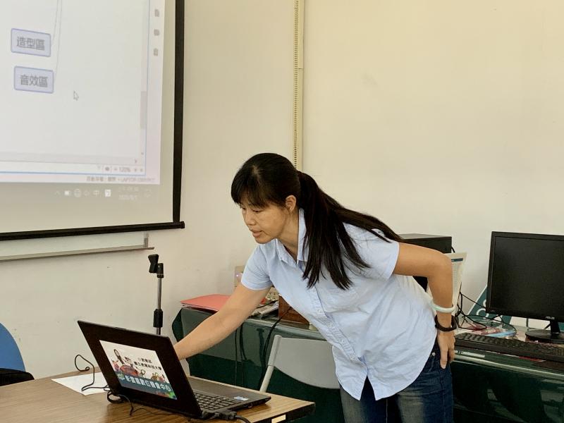 蔡麗萍講師授課中，正在操作電腦