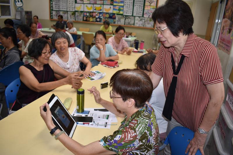 斗南樂齡學習中心學員們互相討論Line貼圖的製作方法