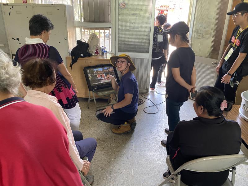 拍攝地點：橫山 DOC / 橫山 DOC
陳老師一邊帶領學生拍攝,一邊指導學員們拍攝時站立位置的小祕訣。