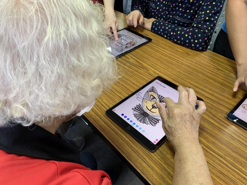 新北市平溪區十分里阿嬤們平均年齡在80~90歲
能夠接觸到數位的機會真的非常有限
透過簡單的著色APP，讓超高齡阿嬤群也有機會繪製出一張張數位圖像
