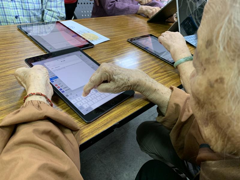 新北市平溪區十分里的這一位阿嬤已經九十幾歲了
第一次使用平板，為了下載著色app，首先要將平板連上wifi
講師特地將wifi密碼調整成全數字
讓阿嬤一個數字一個數字輸入
自己完成連接wifi的任務