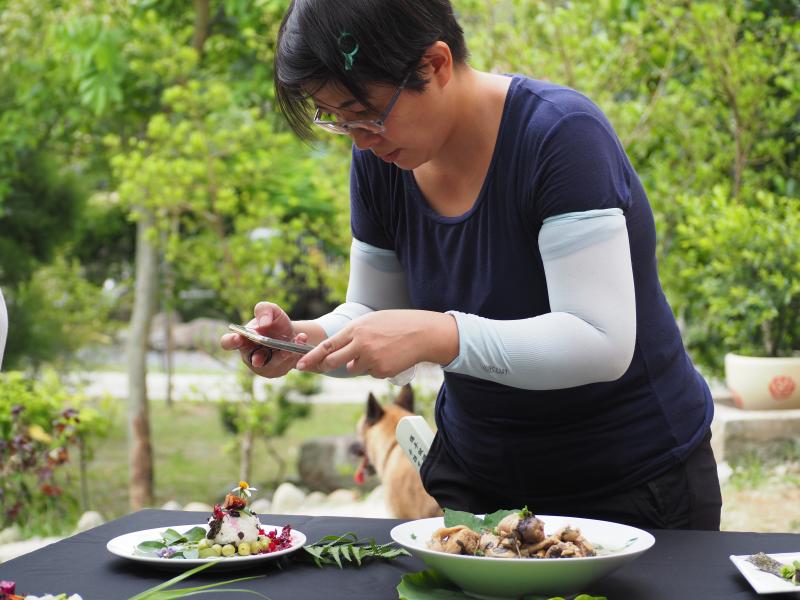 拍攝地點 : 北埔 DOC / 南外社區活動中心
餐桌上的美學也是飲食文化的重要一環,學員依照老師的指示拍攝美食照片
