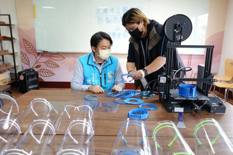 館員柯文仁以及花蓮市DOC駐點蔡依玲以3D列印機自製防疫物資
