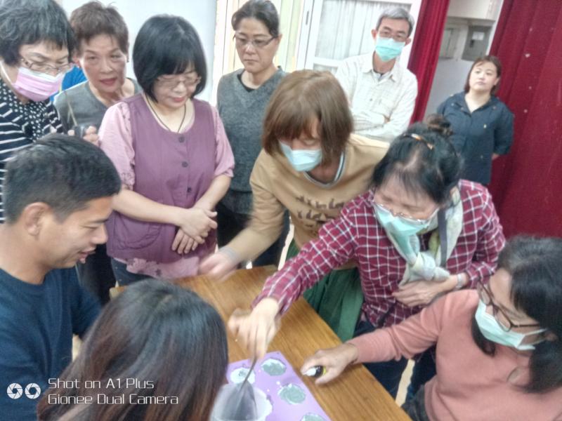 陳美吟講師 說明竹炭的製作