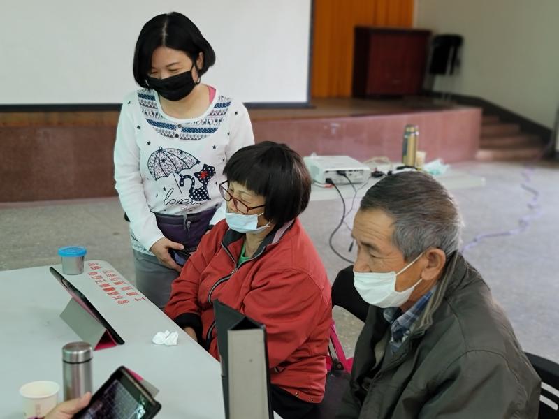 助理協助解決學員遇到的問題。