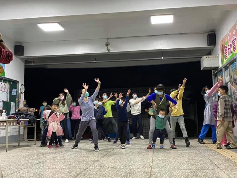 蘇老師為大小朋友帶來有趣的肢體律動，讓孩子們與雲門舞集專業舞者零距離接觸