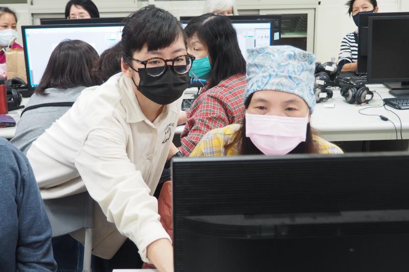 老師指導學員使用影像軟體