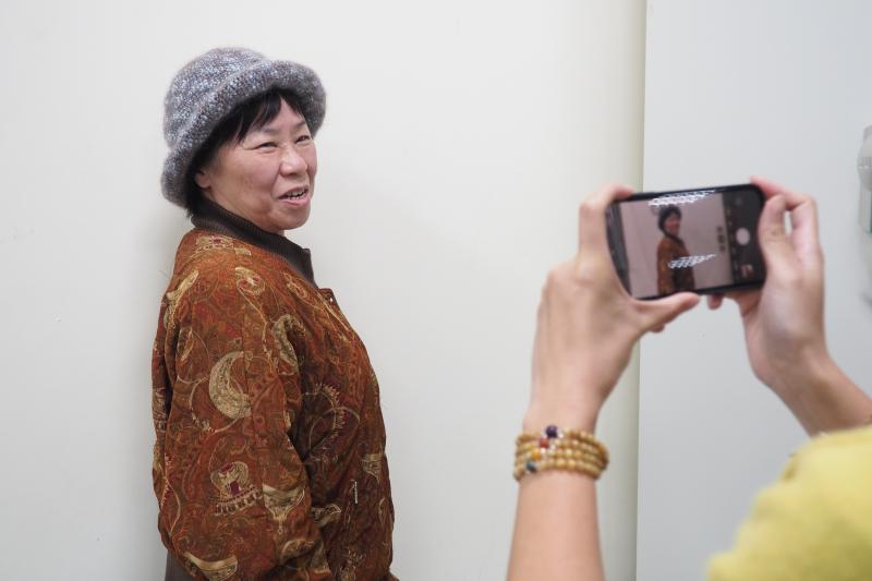 學員擺好POSE，讓老師拍好照片