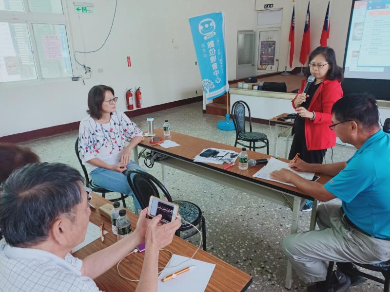 力求完美的學員從白天拍到天黑才順利完成拍攝。回到教室後，學員檢視拍攝內容，利用「小影APP」進行影片修剪，再將修剪影片依腳本架構串接成片。