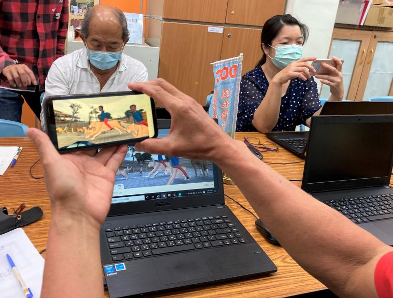 今天老師帶著虛擬實境及擴增實境的課程來跟學員一起玩，讓學員將林園濕地海洋公園的景色記錄下來，透過電腦軟體的應用，將虛擬的動物及人物放置上去，再將特色文字導入，最後應用手機的串聯，透過VR眼鏡，讓學員體驗自己做的擴增實境影片。