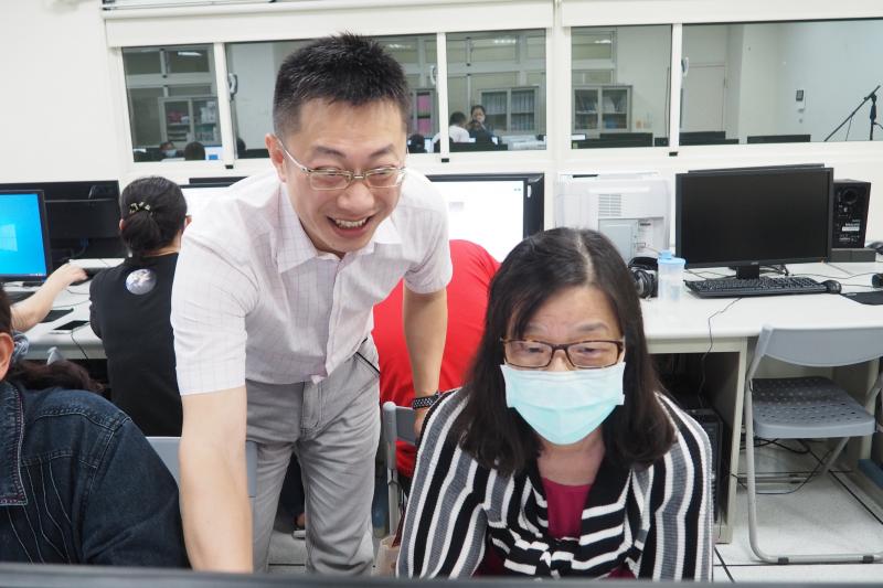 老師指導學員word軟體