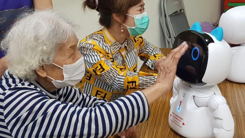 90歲的老奶奶主動操控機器人，跟著機器人律動停不下來。
