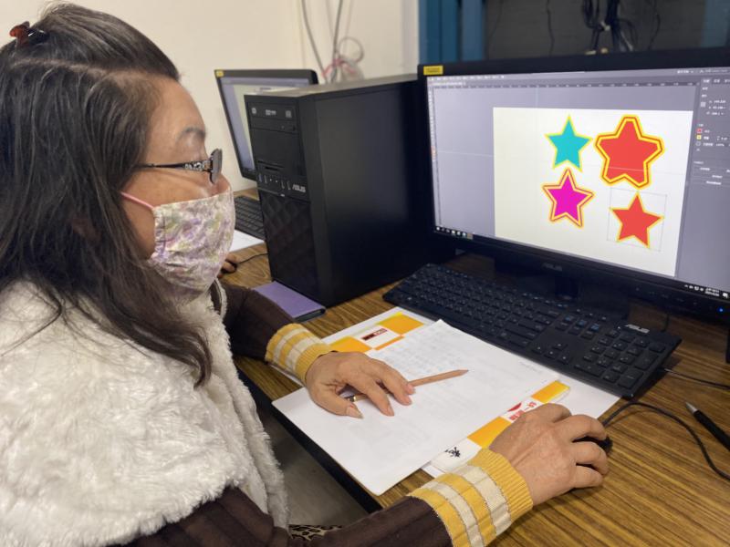 110年度中埔DOC開課平面設計課程，這門課程讓學員從手繪到AI軟體的操作，講師帶著學員完成專屬的電繪logo。
3月24日課程，老師分享學習漸層填色，繪製星星圖案，並填上多彩的色彩。