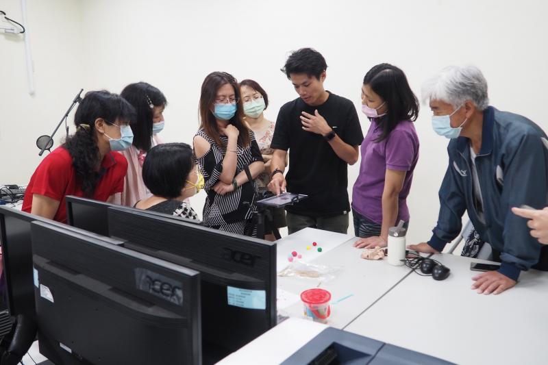 老師指導學員拍攝偶動畫