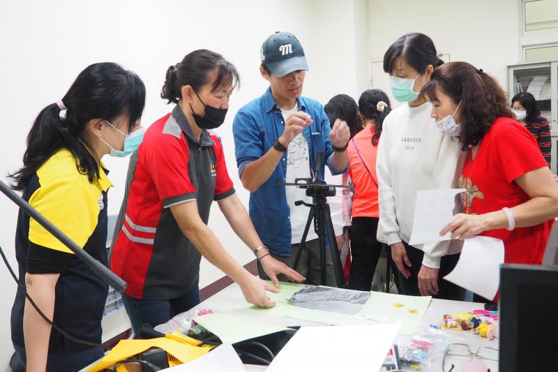 老師指導學員偶動畫拍攝