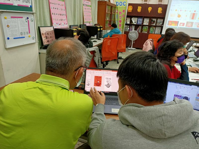 小鐘老師親自指導學員-李明席，明席大哥第一次使用Powerpoint軟體，設計自己的專屬紅包袋。
