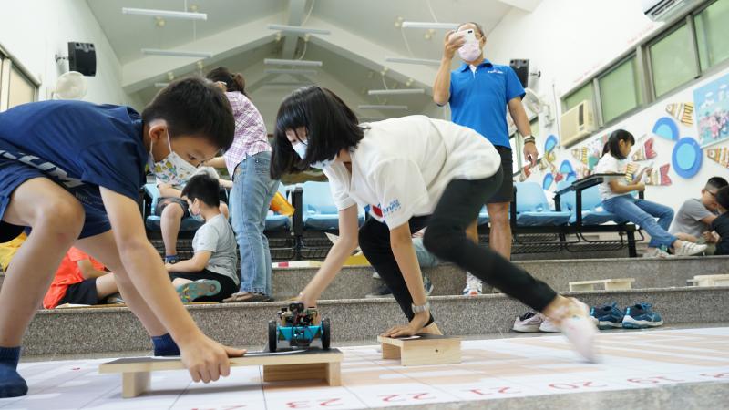 竹山DOC為了鼓勵編鄉學子參加2021全國自走車設計競速比賽，於四月開設親子共學自走車機器人設計課程，在參賽的前一週模擬賽場上，學員們為了發揮所學奪下佳績，無不希望每次的練習都能「超速」。