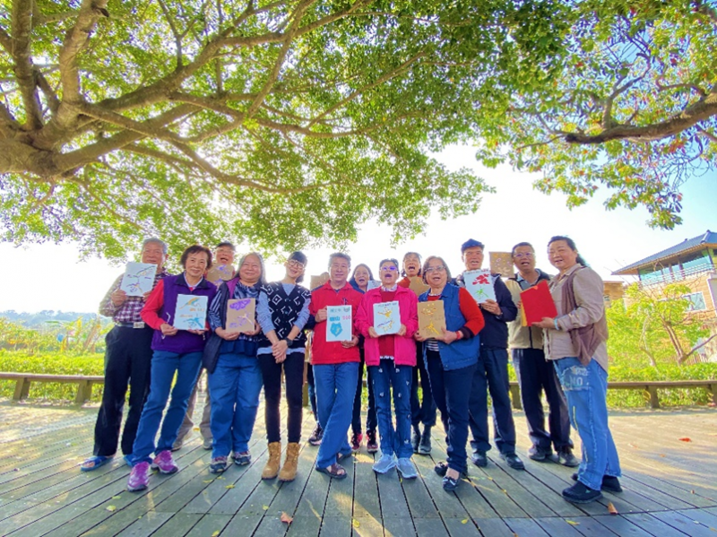 拍攝地點：橫山生態池
橫山DOC學員與講師戴綺瑩展示雷射雕刻筆記本一起在生態池前拍攝合照。