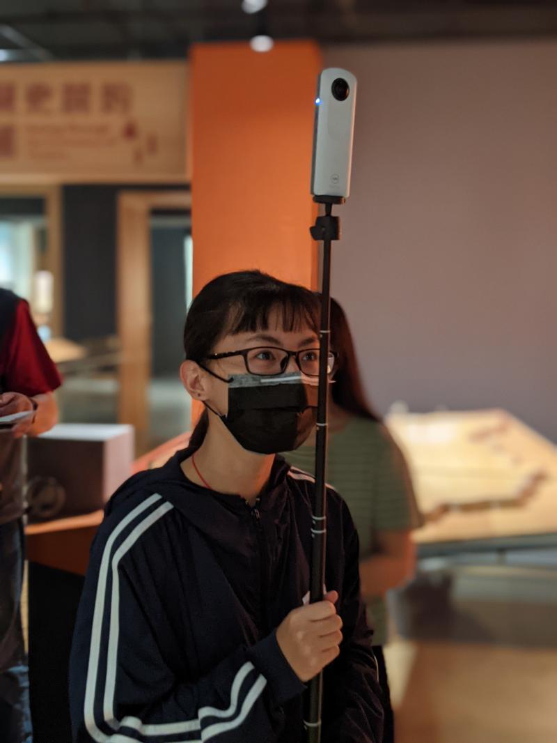 學員手持環景攝影機仔細拍攝館內各個角度