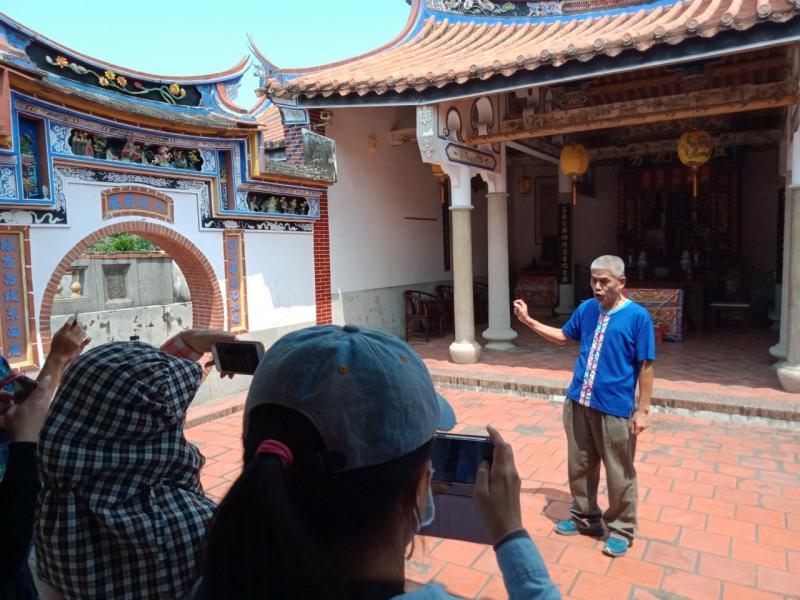 由文史協會楊景謀理事長擔任解說人員，提供學員練習攝影蒐集素材