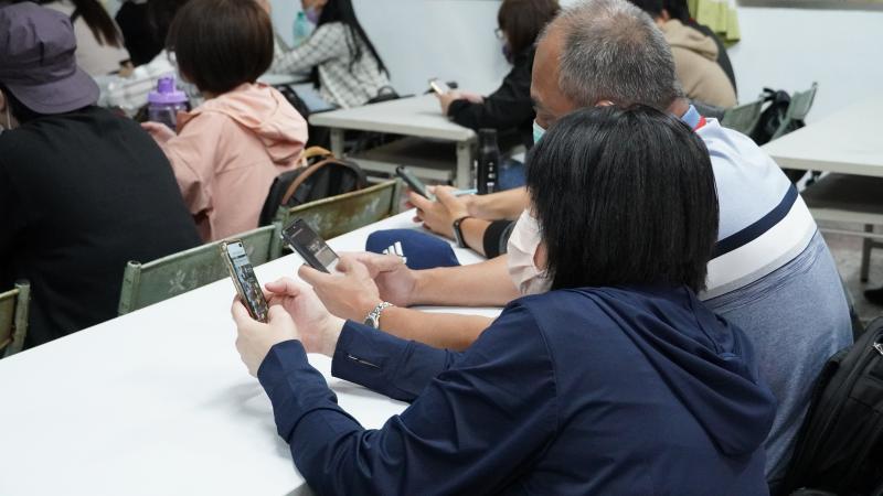 在參訪時，DOC夥伴互相使用心得