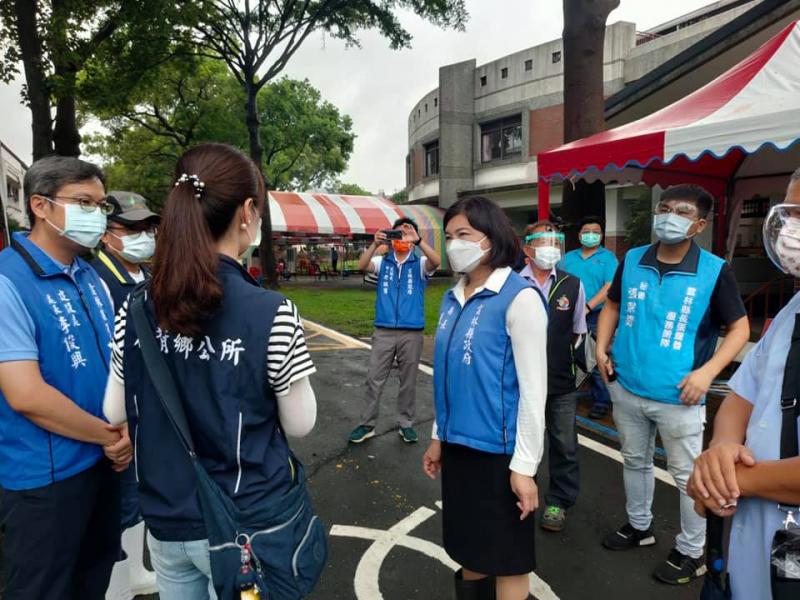 縣長特地到崙背國小現場關心民眾注射情形。