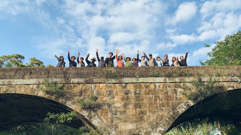拍攝地點：關西錦山橋
完成了「手機微電影」課程拍攝的關西DOC學員一起在錦山橋上拍下了這張大合照。