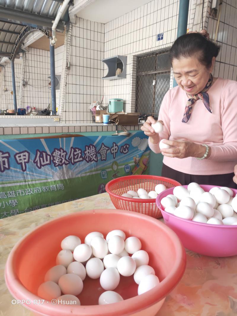 上課時我當起小老師講解做養生藥膳蛋敲蛋的過程讓大家做拍照攝影的素材