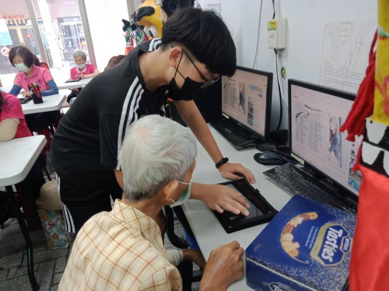 銘宏是我在佳冬國中執行長照融入技藝、跨世代祖孫共學課程時，所認識指導過的一名學生，他對長輩的態度相當親切，既有耐心，也相當細心地和長輩共處。現在他即將升學高中階段，暑假期間我邀聘他擔任DOC的助理，想栽培他相關的數位技巧與能力，更讓我覺得這